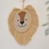 Handgemaakte leeuwenhanger macramé voor in de babykamer off white