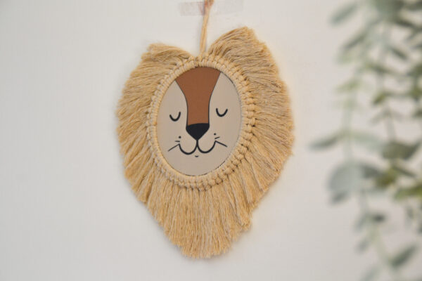 Handgemaakte leeuwenhanger macramé voor in de babykamer off white